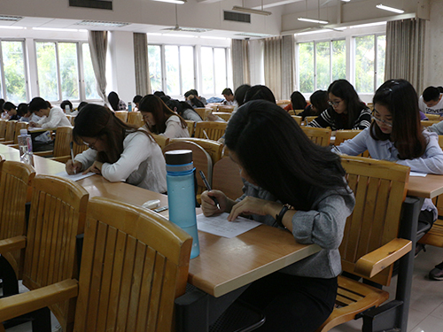 学员认真答题